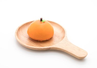 plaka üzerinde turuncu kek