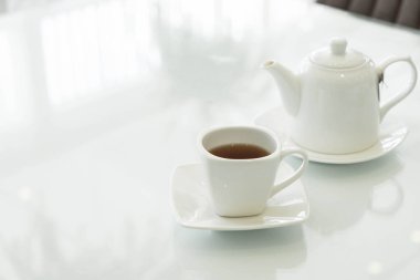 Çay fincanı masanın üstünde.