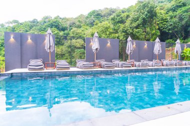 Güzel lüks şemsiye ve sandalye etrafında Açık Yüzme Havuzu