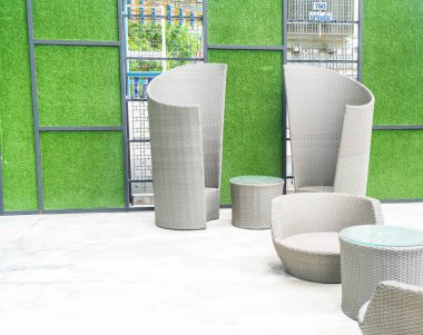 veranda boş sandalye ve masa