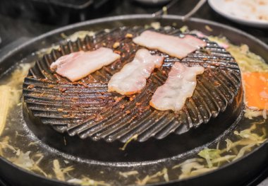 tava ızgara dilimlenmiş domuz eti