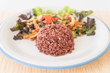 Berry pirinç tavada kızartılmış soya protein ve fesleğen ile 