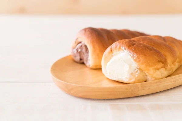 Bread roll with cream — Stock Photo, Image