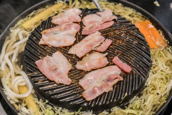 Carne de cerdo rebanada a la parrilla en la sartén —  Fotos de Stock