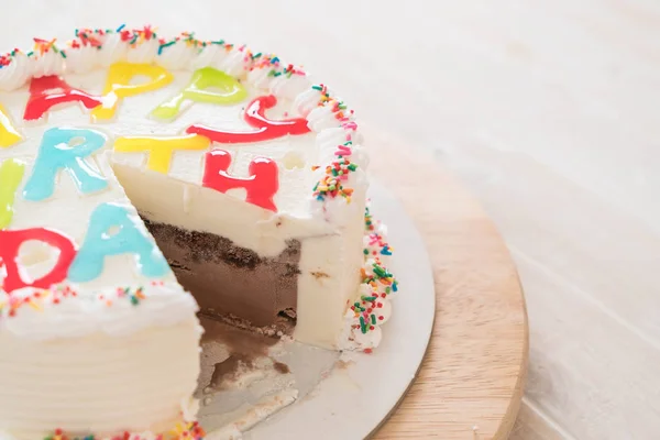 Bolo de aniversário feliz na mesa — Fotografia de Stock