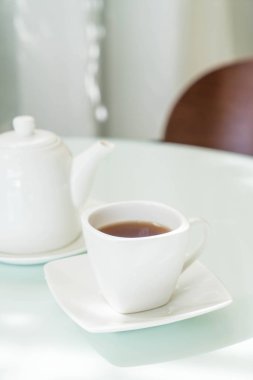 Çay fincanı masanın üstünde.