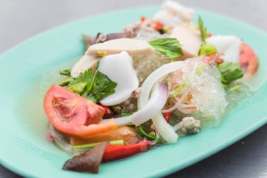  Baharatlı deniz ürünleri şehriye salatası