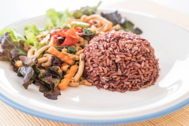 Berry pirinç tavada kızartılmış soya protein ve fesleğen ile 