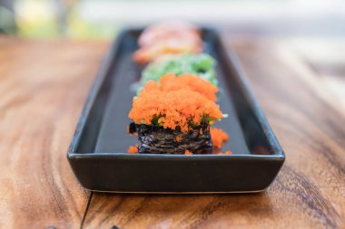 spawn yumurta suşi ile karışık sushi seti
