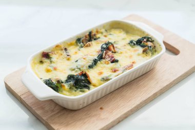 Ispanaklı lazanya beyaz plaka 