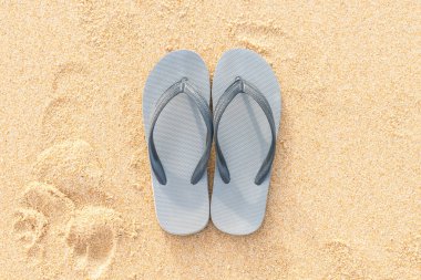 sandalet kumlu deniz kenarı