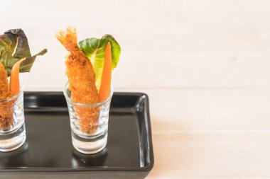  ahşap üzerine meyilli kızarmış karides