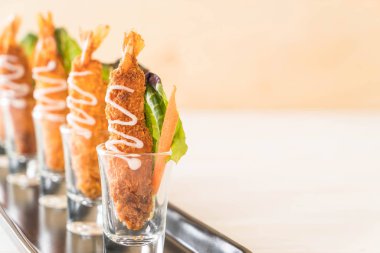  ahşap üzerine meyilli kızarmış karides