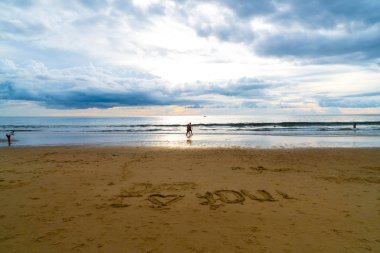 Bulutlu olan tropikal plaj 