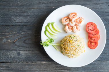 Kızarmış pirinç ve karides.