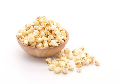 beyaz üzerine karamelli patlamış mısır