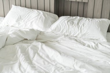 Beyaz dağınık yastık dekorasyonu yatak ile buruşuk yatak 