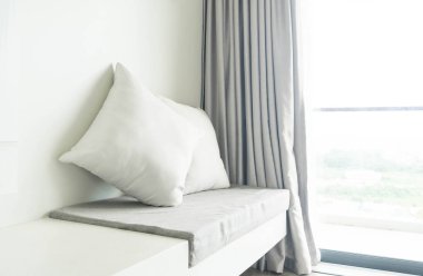 Oturma odasında kanepe dekorasyon güzel yastık 