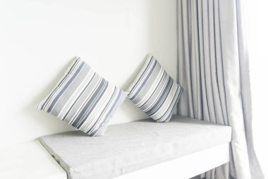 Oturma odasında kanepe dekorasyon güzel yastık 