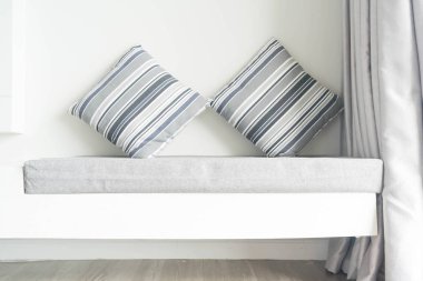 Oturma odasında kanepe dekorasyon güzel yastık 