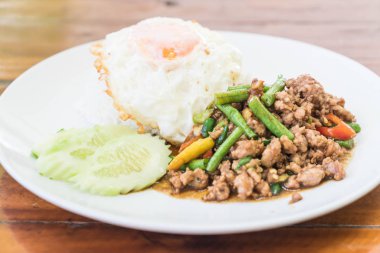 Kızarmış pilav heyecan ile tepesinde kıyılmış domuz eti ve fesleğen