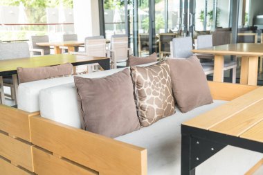 Boş kaldırım kafe sandalye ile 