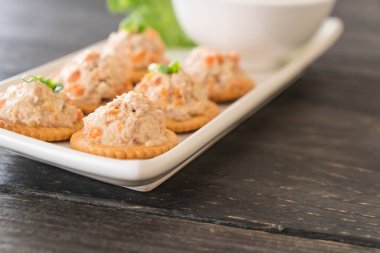 ton balıklı kraker ile yayıldı