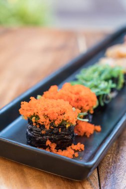 spawn yumurta suşi ile karışık sushi seti