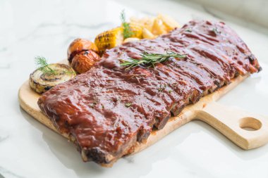 Izgara kaburga domuz Barbekü sosu ve sebze ve benli Cum ile