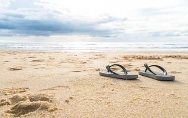 sandalet kumlu deniz kenarı