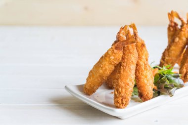  ahşap üzerine meyilli kızarmış karides