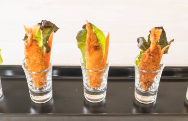  ahşap üzerine meyilli kızarmış karides