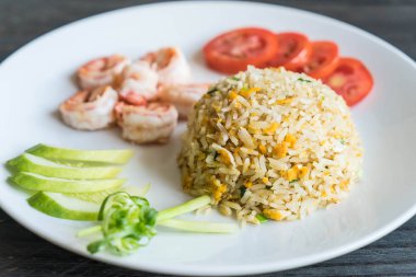 Kızarmış pirinç ve karides.