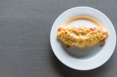 Ev yapımı jambon ve peynirli omlet