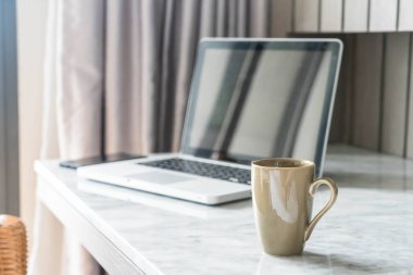kahve fincanı dizüstü bilgisayar ve güzel lüks masa dekorasyonu 