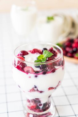 karışık meyveli Yoğurtlu