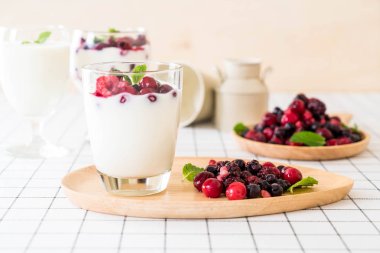 karışık meyveli Yoğurtlu