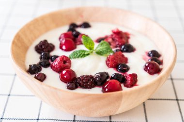 karışık meyveli Yoğurtlu