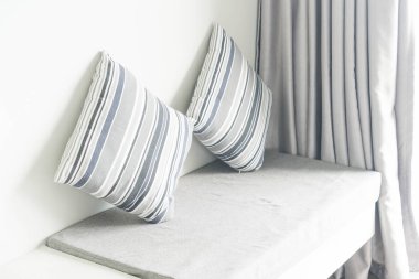 Oturma odasında kanepe dekorasyon güzel yastık 