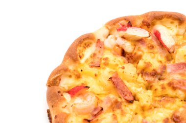 Beyaz arka plan üzerinde izole hawaiian deniz ürünleri pizza 