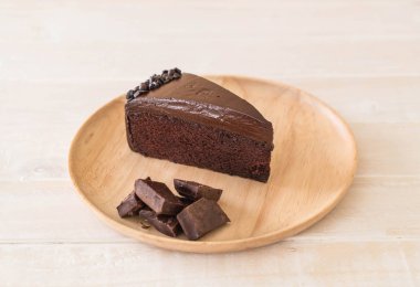 Ahşap üzerine çikolatalı kek