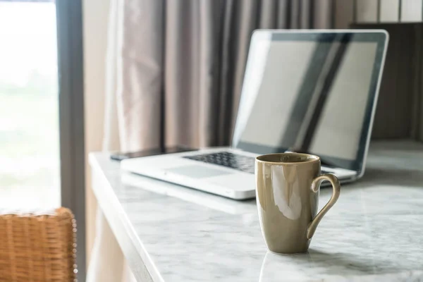 Koffiekopje met laptop en prachtige luxe tafeldecoratie in — Stockfoto