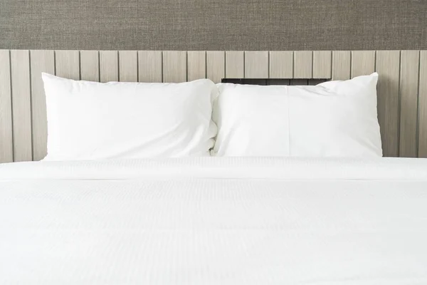Белая подушка на декоре кровати в доме — стоковое фото