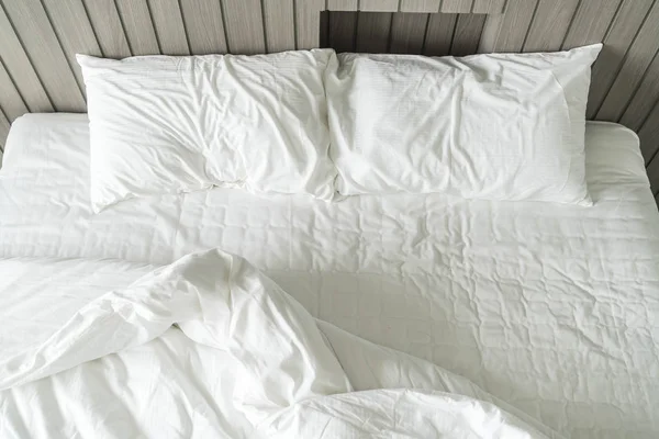 침실에 흰색 지저분한 베개 장식 rumpled 침대 — 스톡 사진