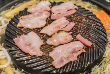 tava ızgara dilimlenmiş domuz eti