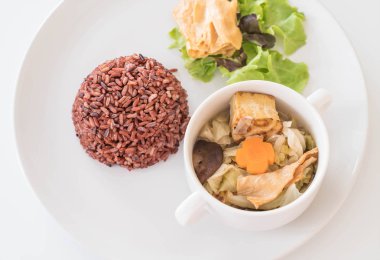 Berry pirinç ve tofu ile dolması lahana çorbası