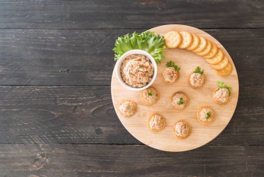 ton balıklı kraker ile yayıldı