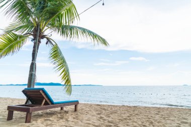 Tayland Pattaya Beach sandalye, palmiye ve tropikal plaj