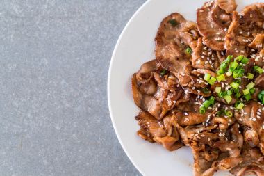 plaka üzerinde ızgara domuz