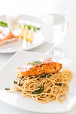 somon ile tavada kızartılmış acılı spagetti